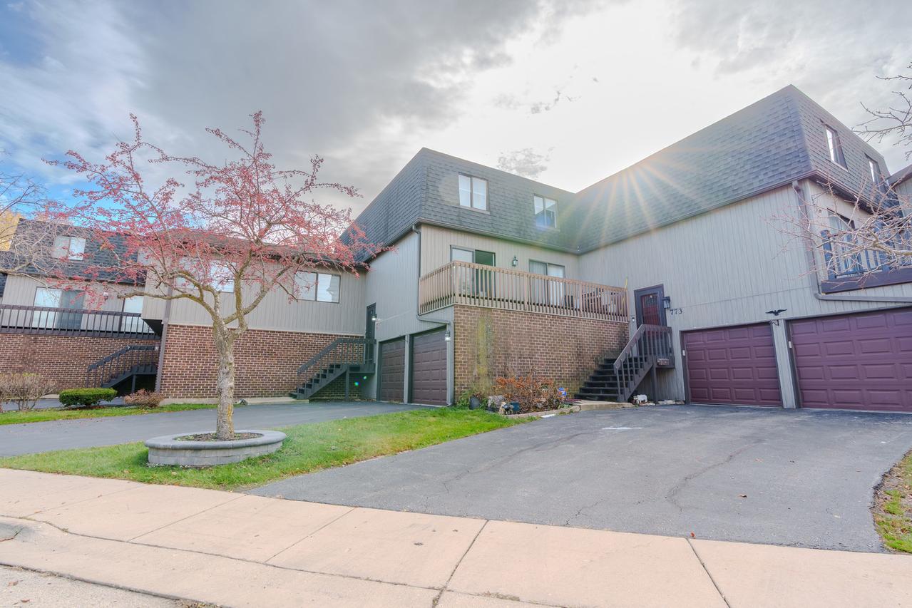 777 Golfview Dr., Roselle, IL 60172