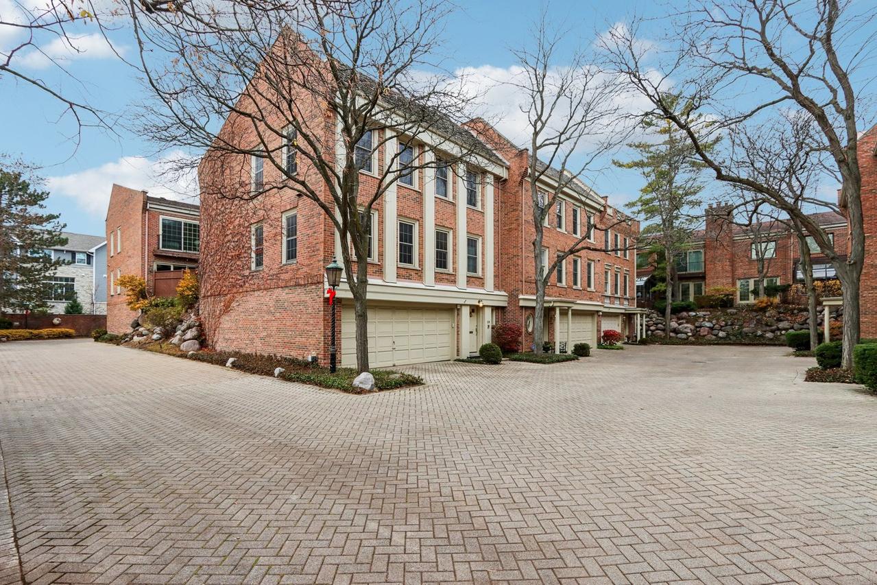 19 Landmark, Northfield, IL 60093