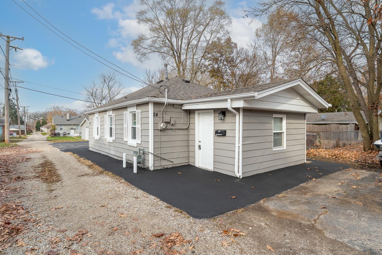 24 NE Circle Dr., Joliet, IL 60433