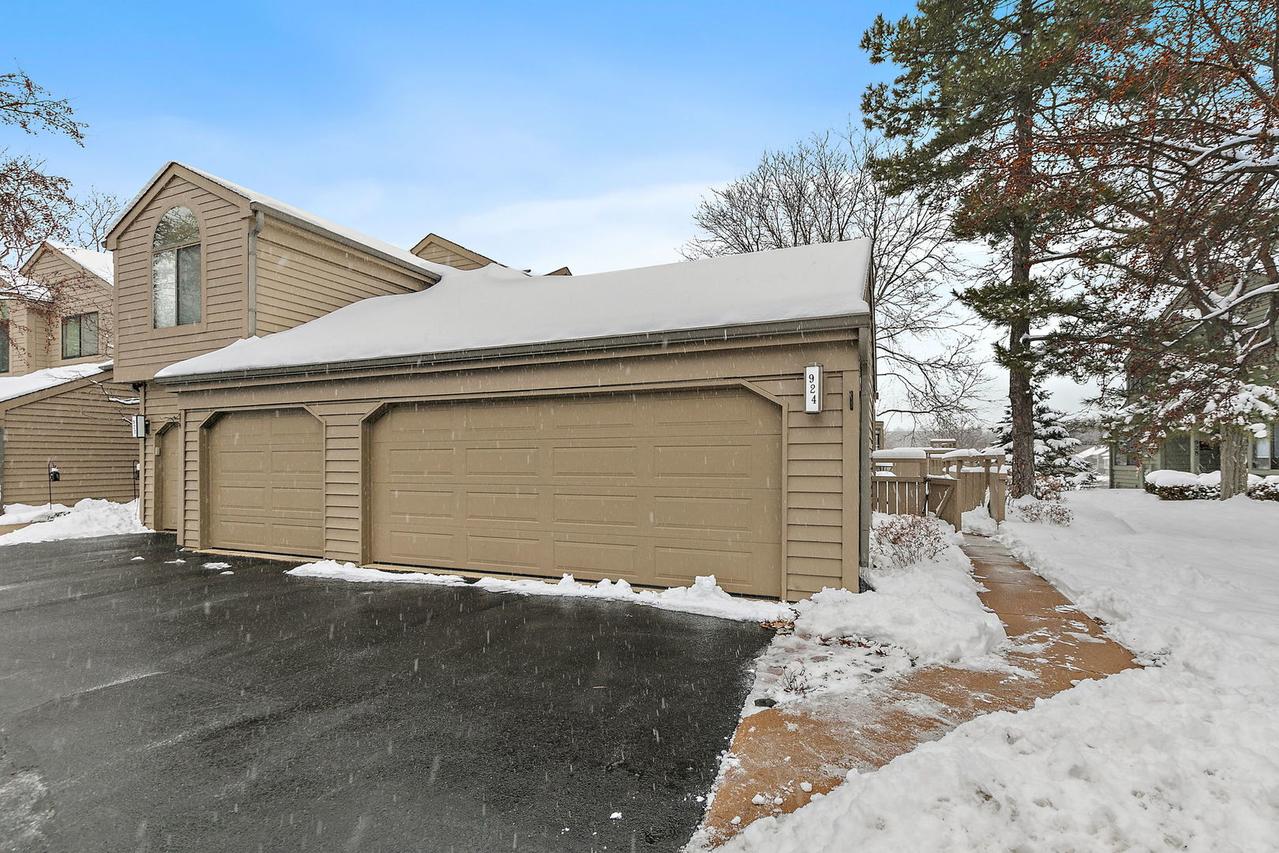 924 Shoreline Rd., Lake Barrington, IL 60010