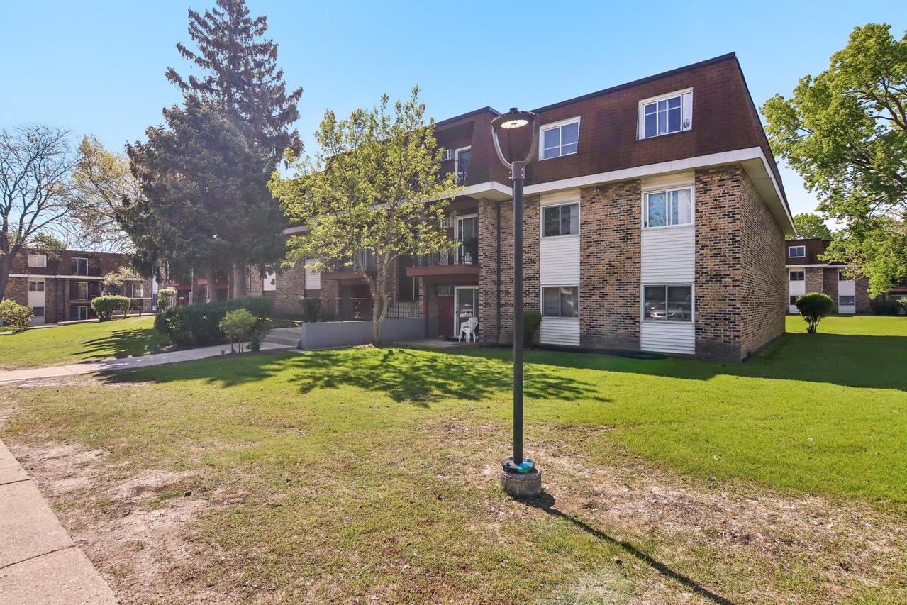 615 Hill Dr. #303, Hoffman Estates, IL 60169