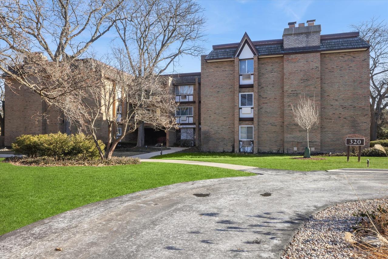 320 Claymoor Rd. #1A, Hinsdale, IL 60521