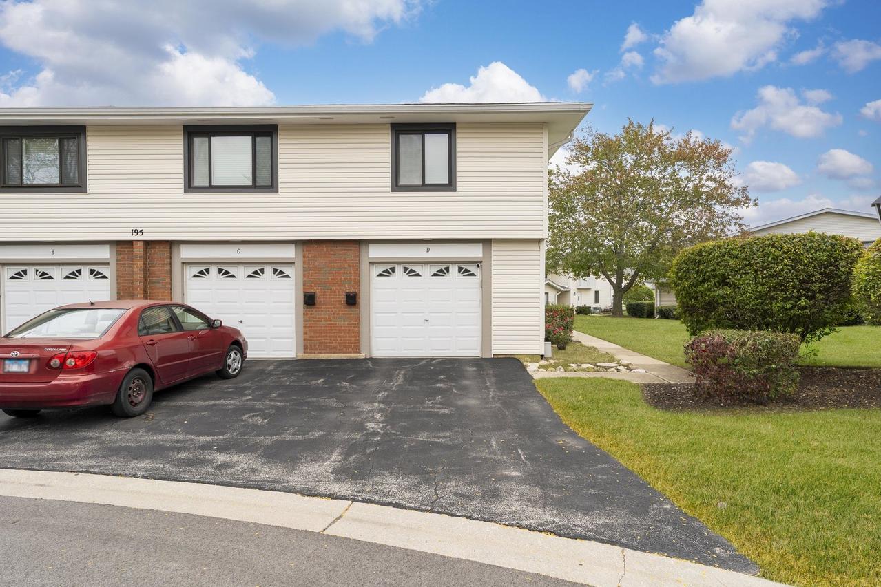 195 Duxbury Ct. #D, Bloomingdale, IL 60108