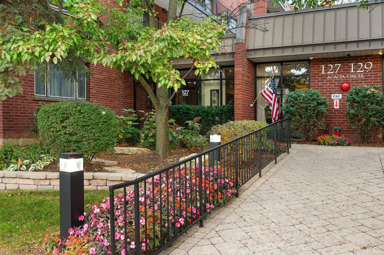 127 Acacia Cir. #304, Indian Head Park, IL 60525