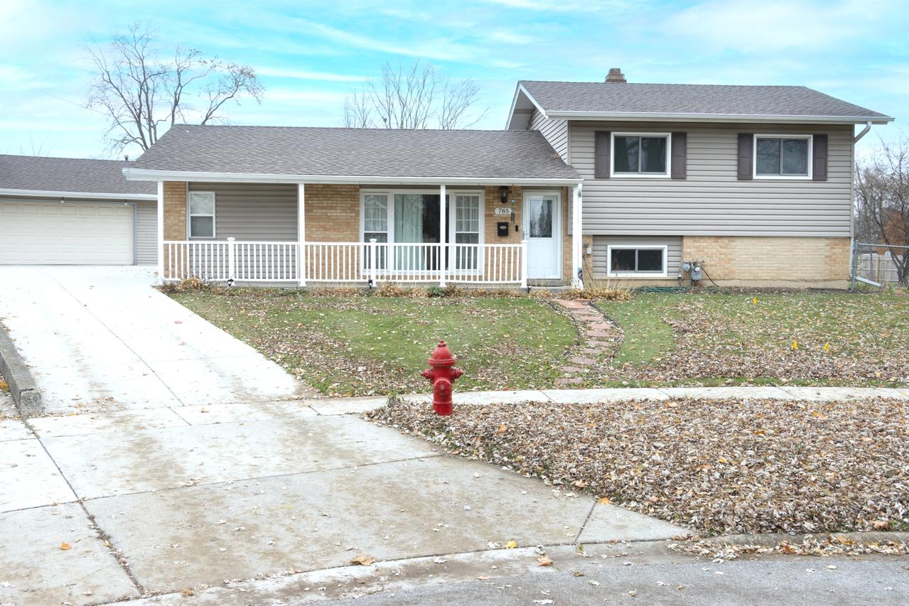 785 Woodlawn St., Hoffman Estates, IL 60169