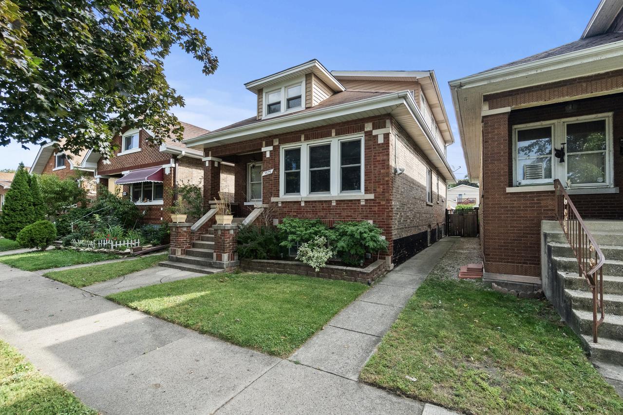 3825 Kenilworth Ave., Berwyn, IL 60402