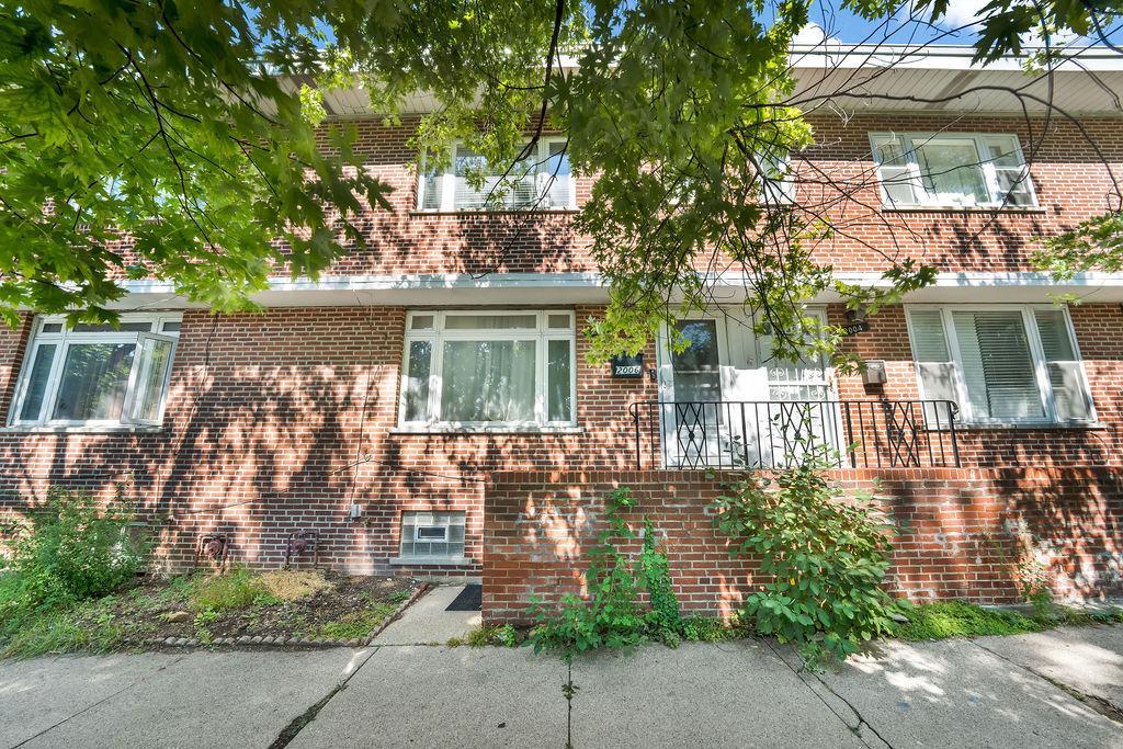 2006 W Farwell Ave., Chicago, IL 60645