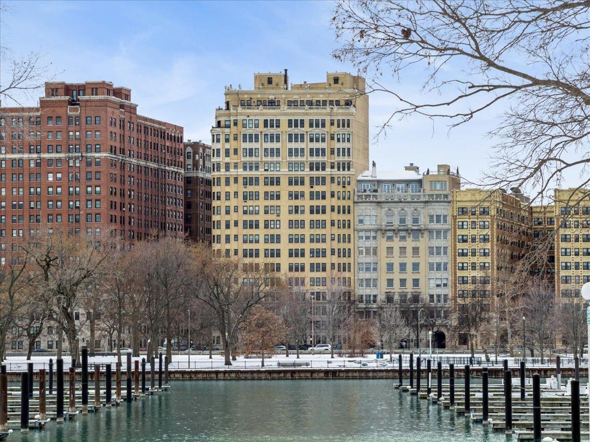 3300 N Lake Shore Dr. #10D, Chicago, IL 60657