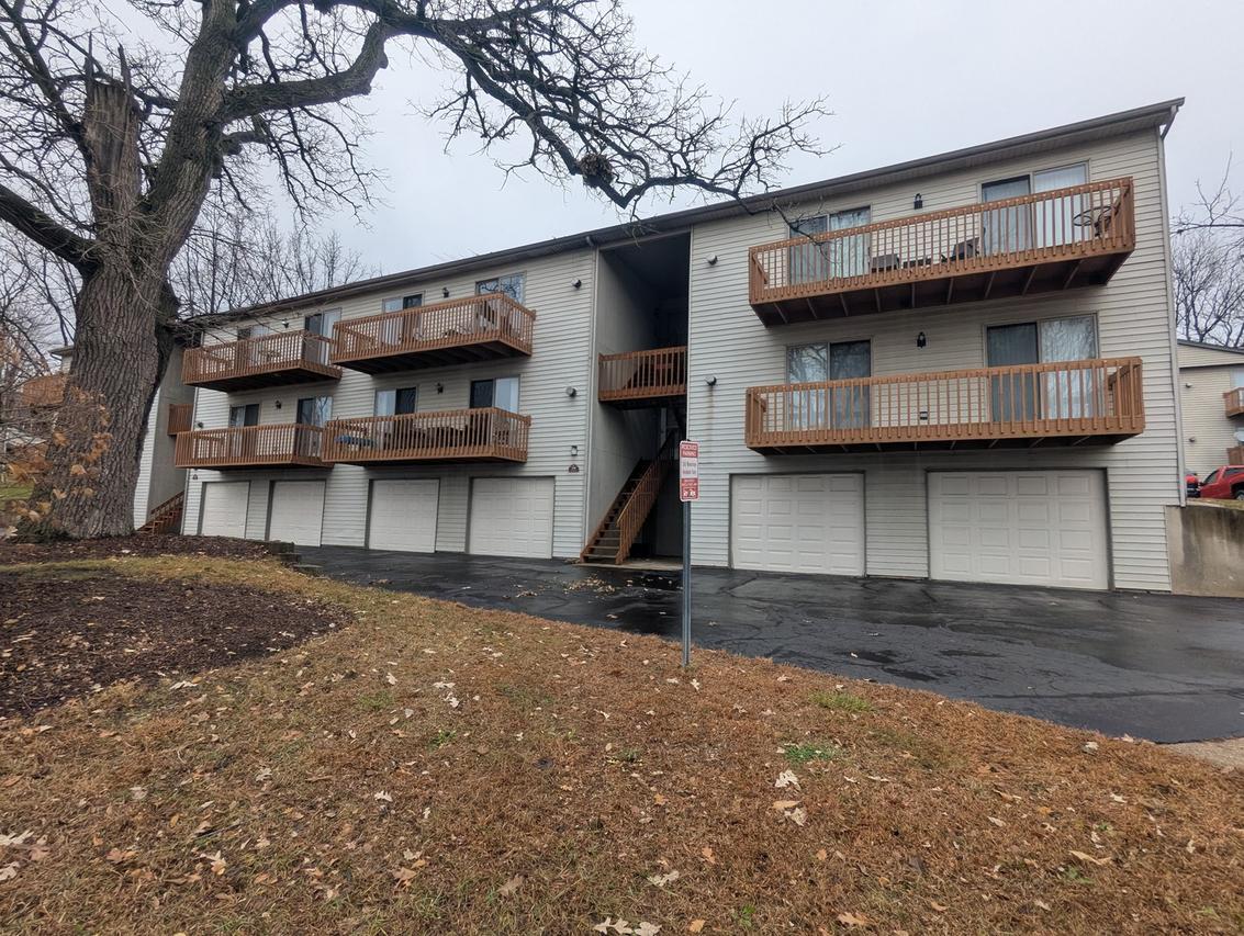 300 Woodridge Cir. #C, South Elgin, IL 60177