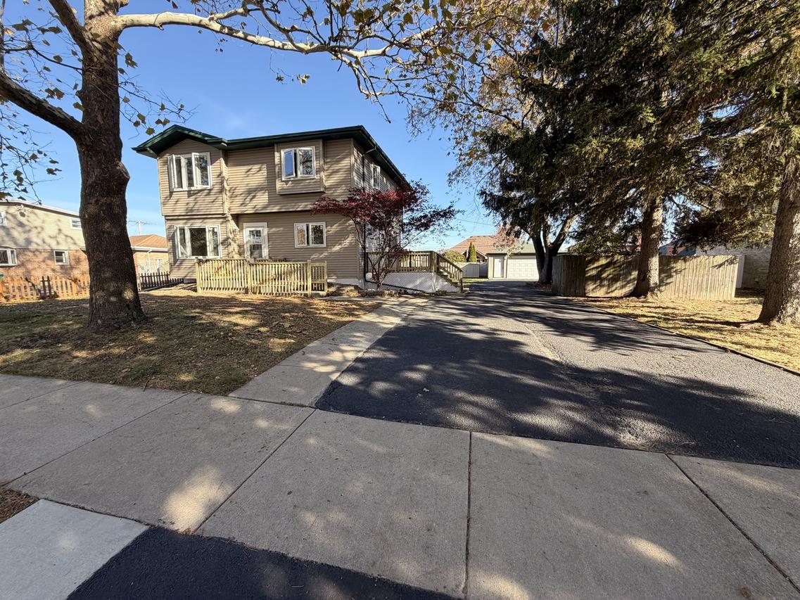 8325 Melvina Ave., Burbank, IL 60459