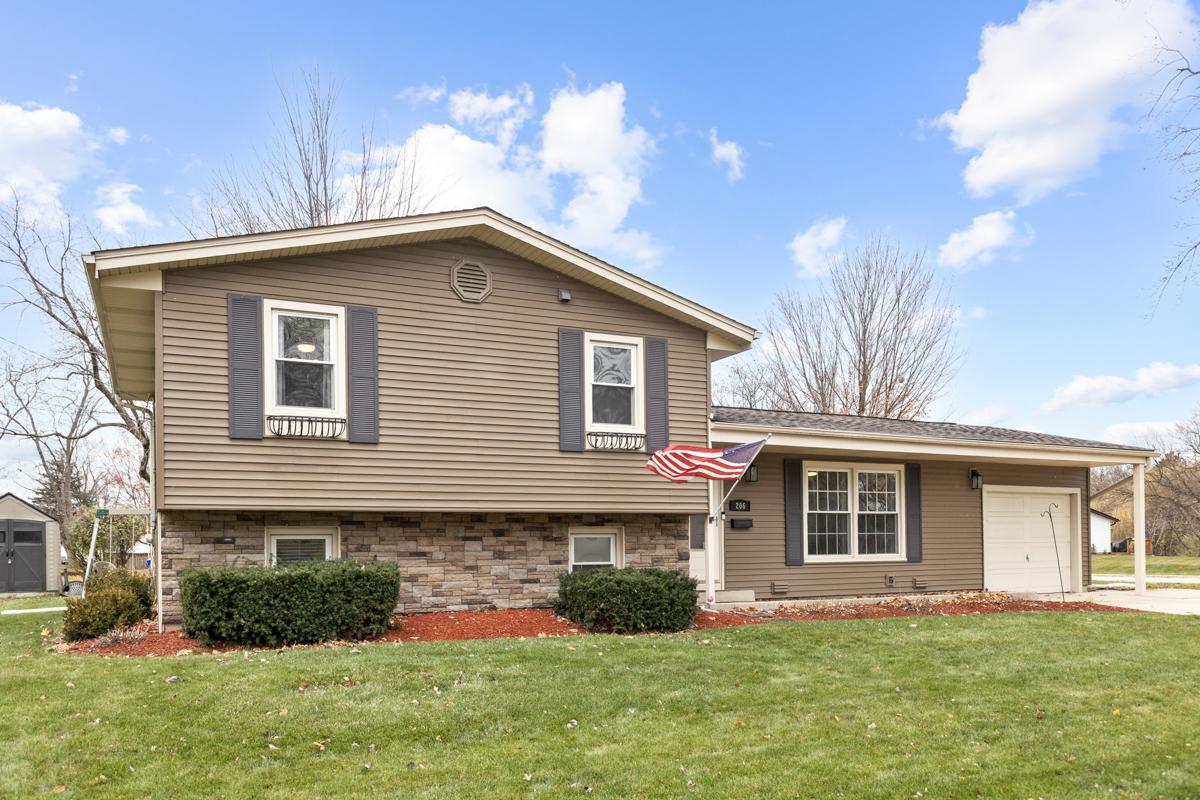 206 Yuma Ln., Carol Stream, IL 60188