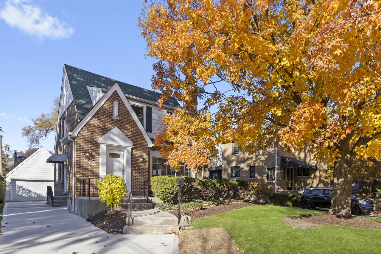 727 Selborne Rd., Riverside, IL 60546