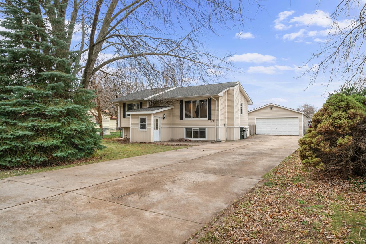 1871 Irene Rd., Lake Holiday, IL 60548
