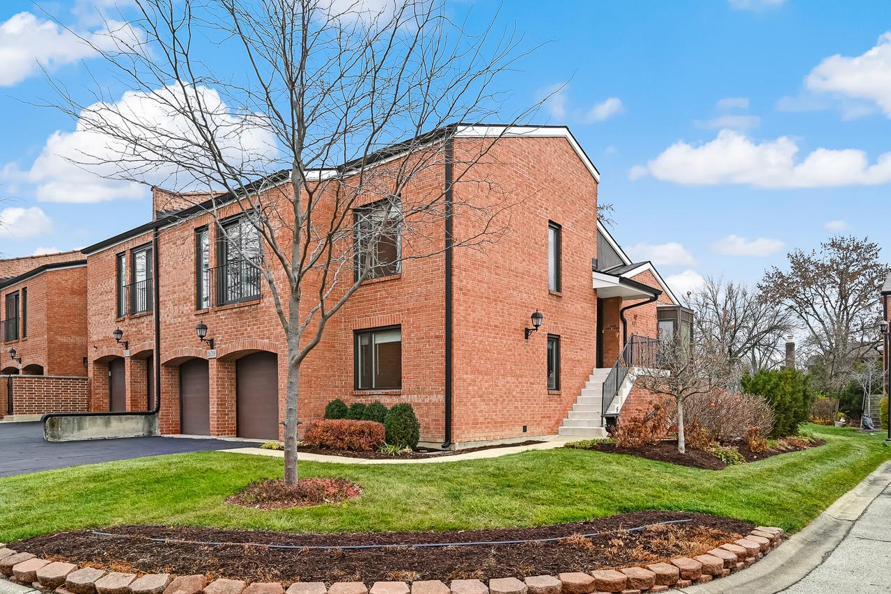 2S719 Williamsburg Ct., Oak Brook, IL 60523