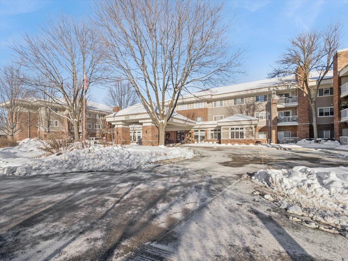 605 Barrington Ave. #350, East Dundee, IL 60118