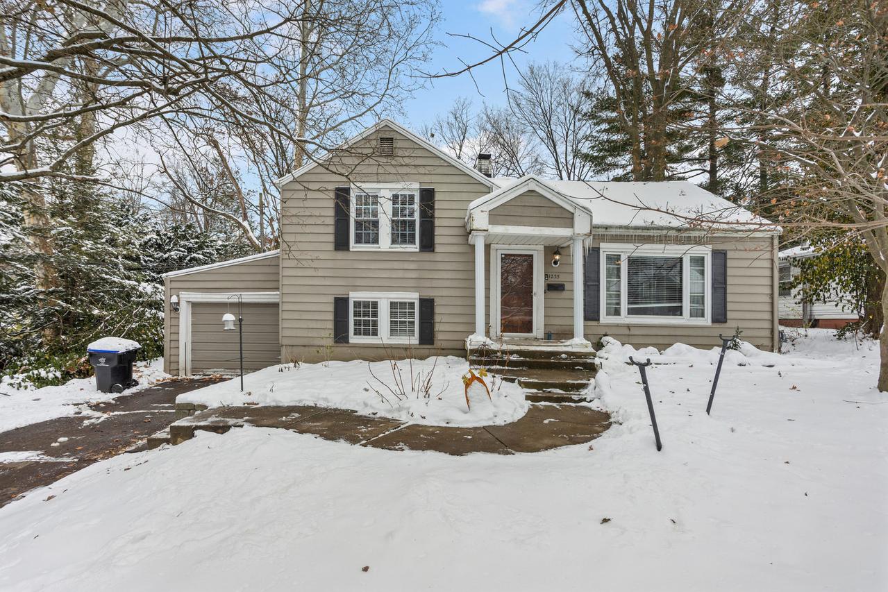 1233 E Jefferson St., Bloomington, IL 61701