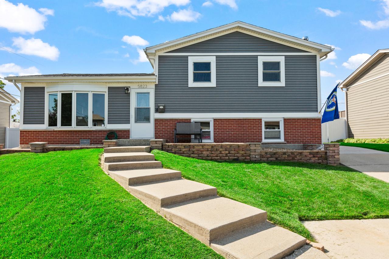 5823 Stuart Ln., Oak Forest, IL 60452