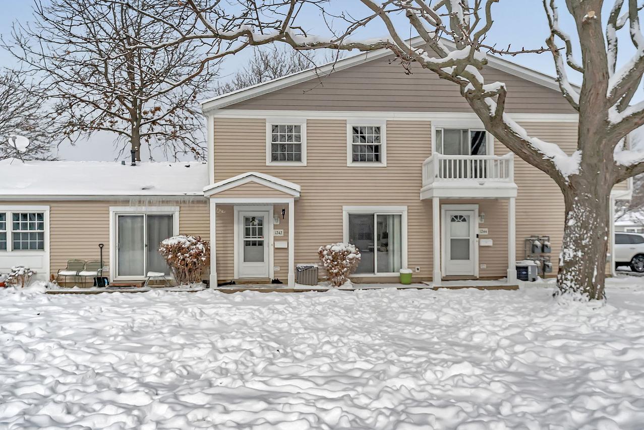 1242 Nova Ct., Wheeling, IL 60090