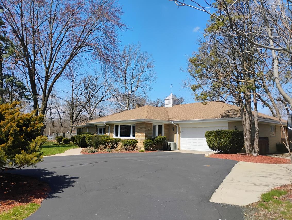 17w120 Woodland Ave., Bensenville, IL 60106