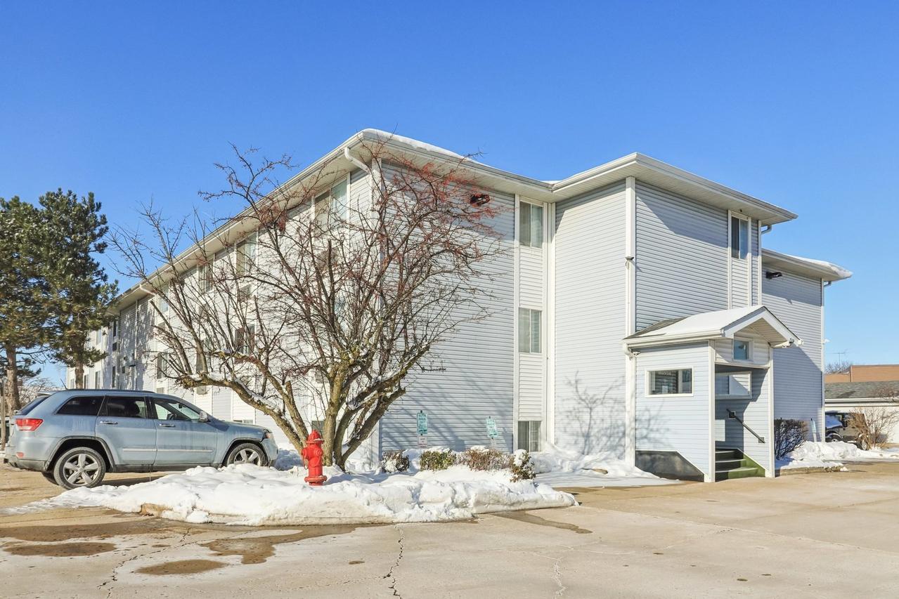 3170 W Monroe St. #311, Waukegan, IL 60085