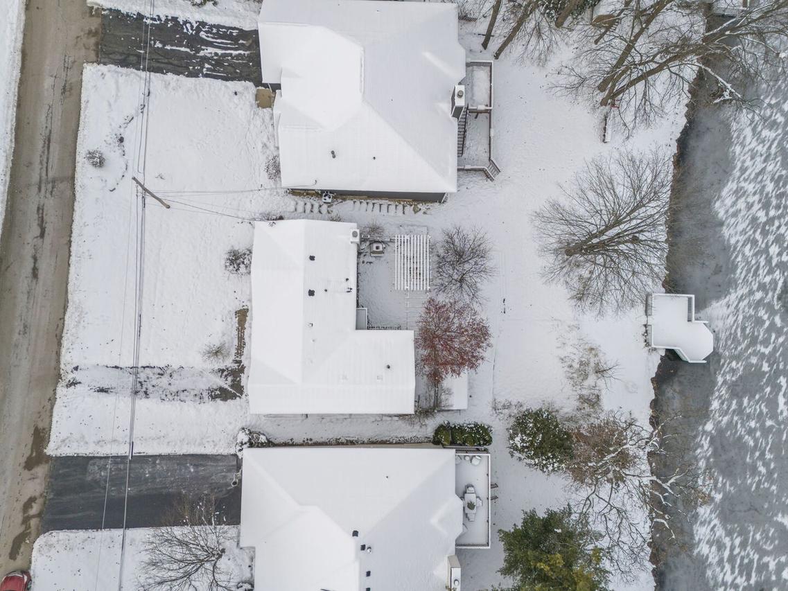 338 Hiawatha Dr., Lake In The Hills, IL 60156