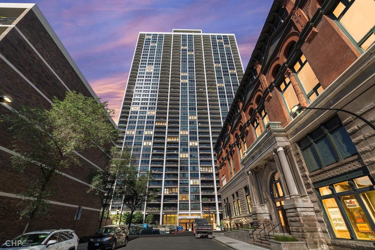 1560 N Sandburg Ter. #4003, Chicago, IL 60610