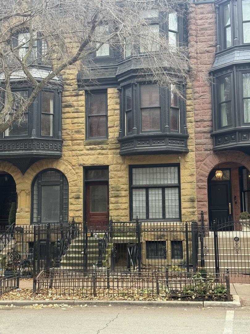 49 E Division St., Chicago, IL 60610