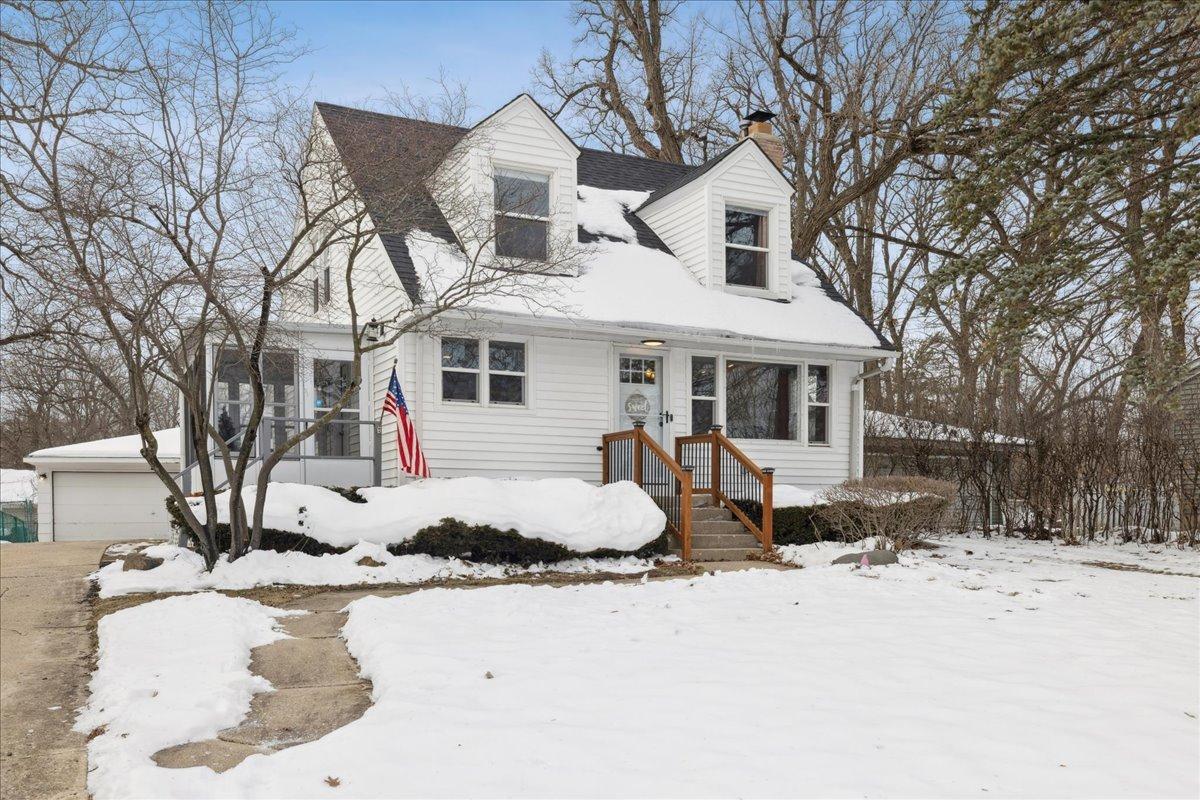 215 Indian Tr., Lake In The Hills, IL 60156