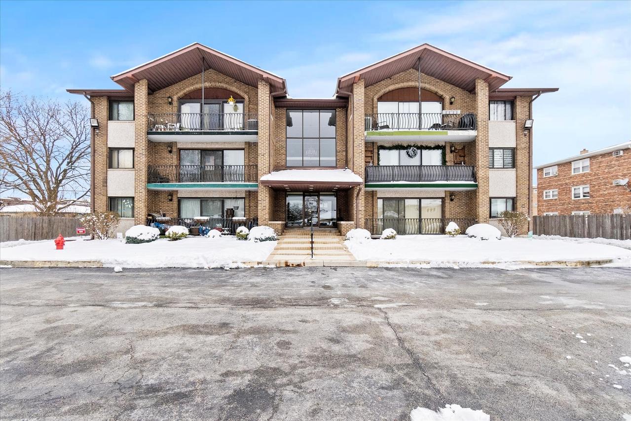 9051 S Roberts Rd. #310, Hickory Hills, IL 60457