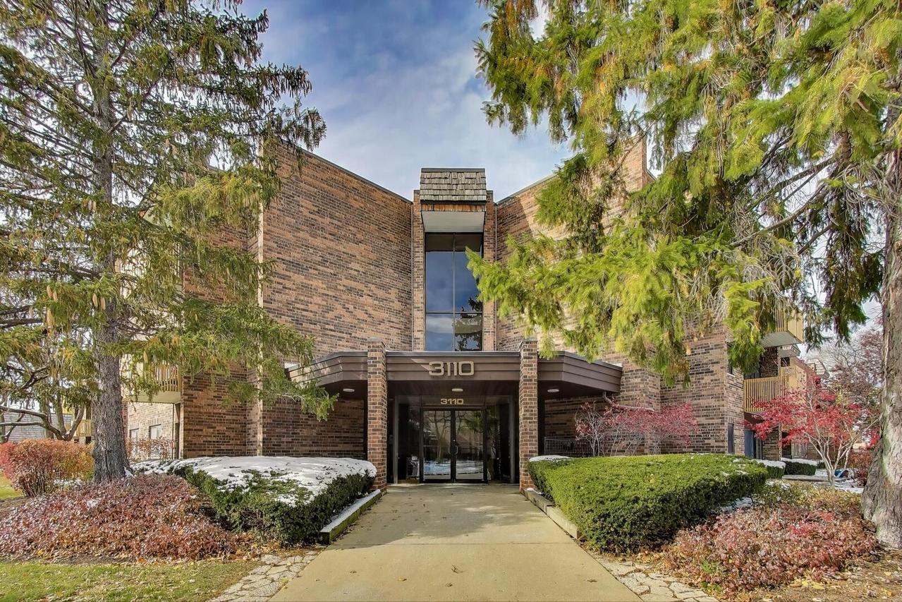 3110 Pheasant Creek Dr. #104, Northbrook, IL 60062