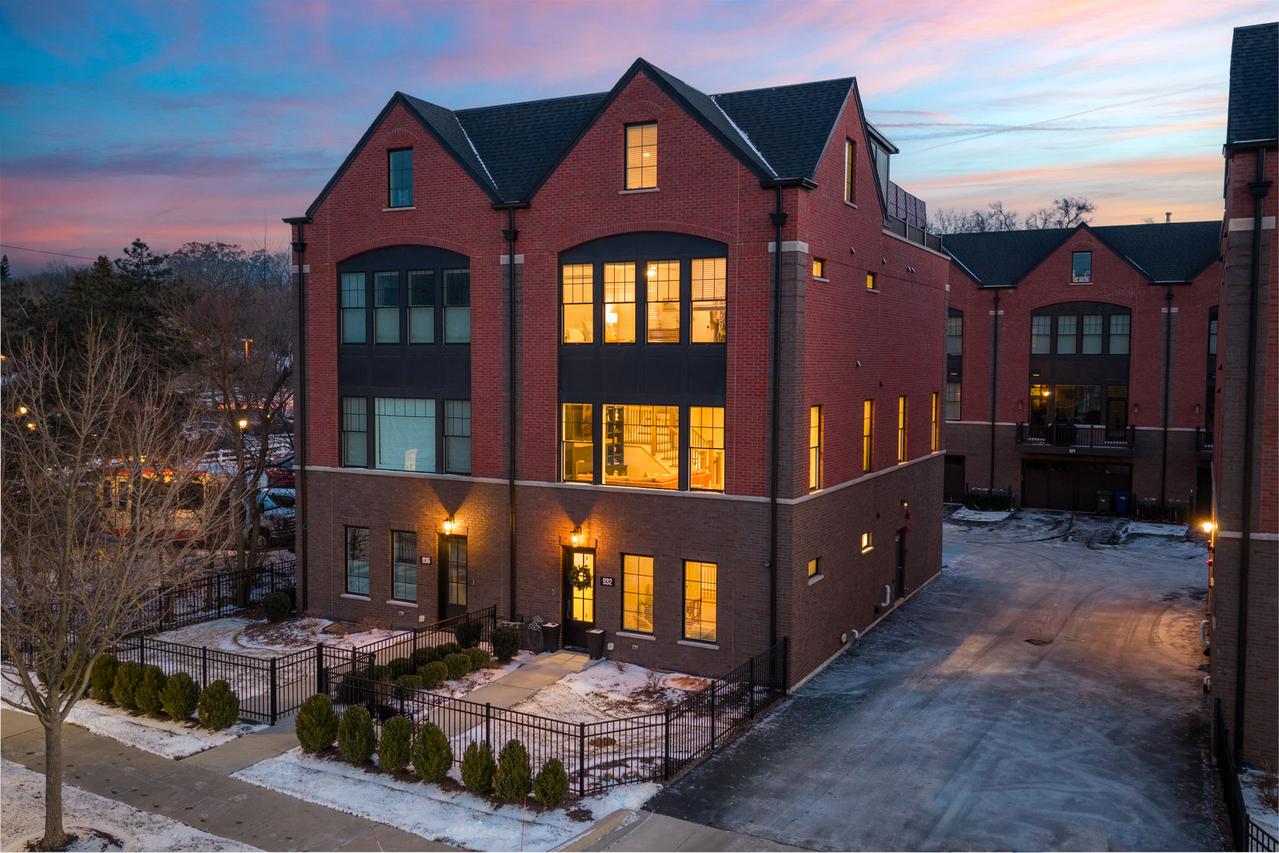 932 E Chicago Ave., Naperville, IL 60540