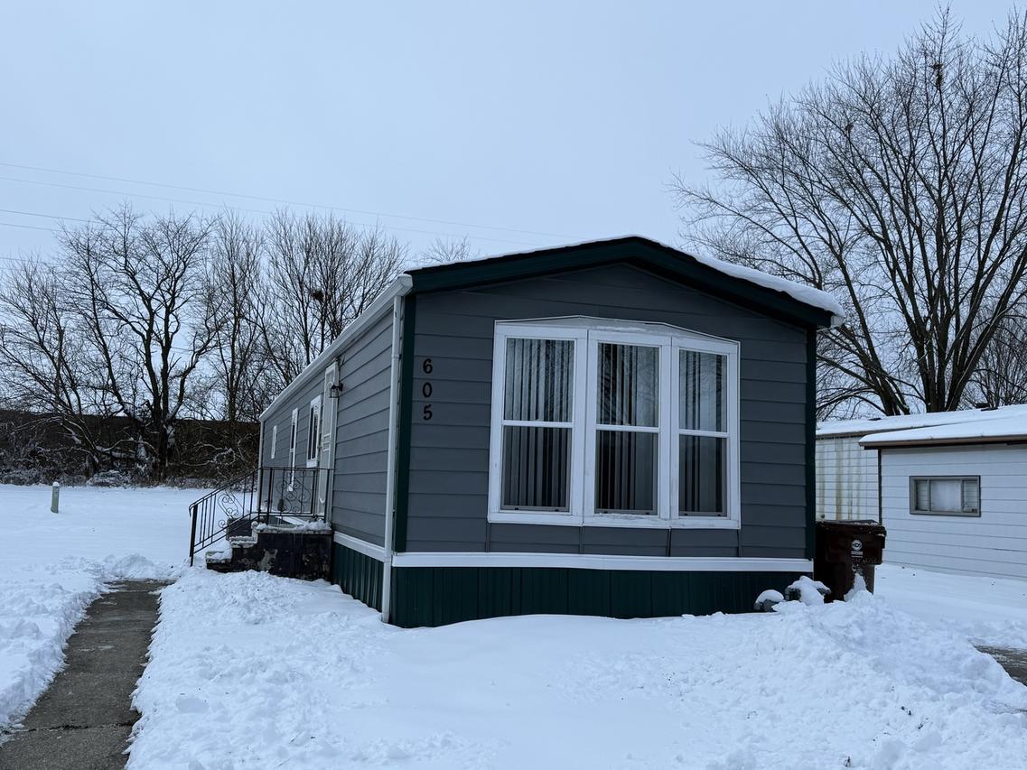 605 Tanglewood Rd., Matteson, IL 60443