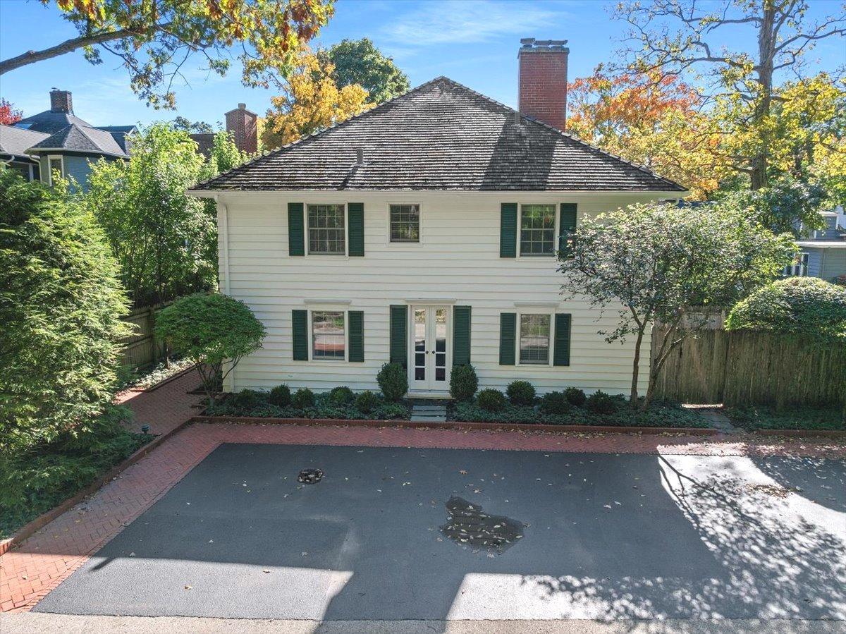 223 Sylvan Rd., Lake Bluff, IL 60044