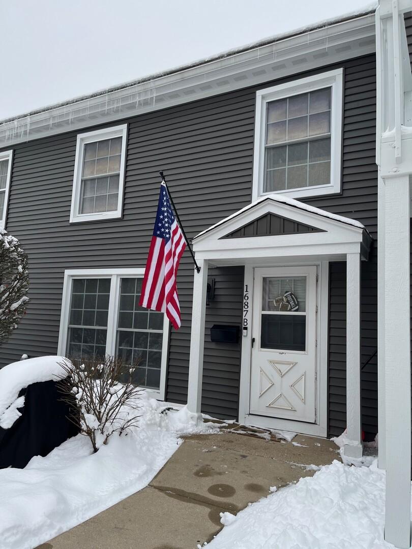 1687 Williamsburg Ct. #B, Wheaton, IL 60189