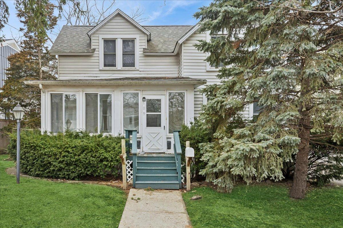 609 1st St., Libertyville, IL 60048