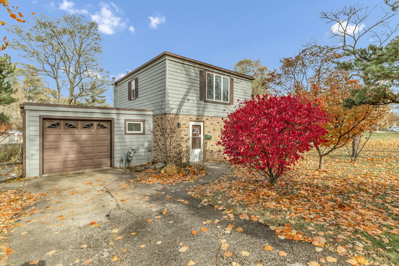 1623 Sawyer Ave., Glen Ellyn, IL 60137