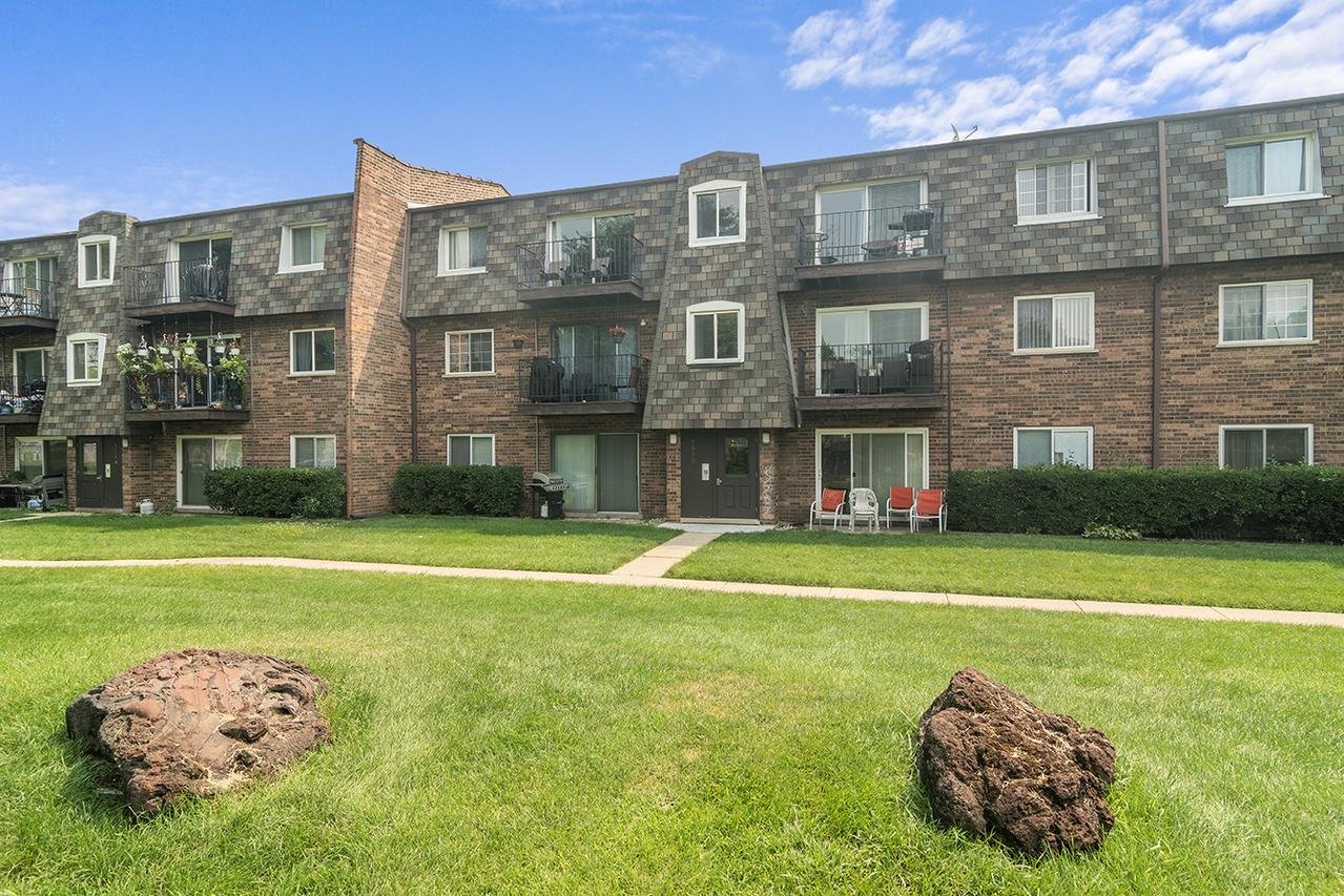 9390 Bay Colony Dr. #3N, Des Plaines, IL 60016