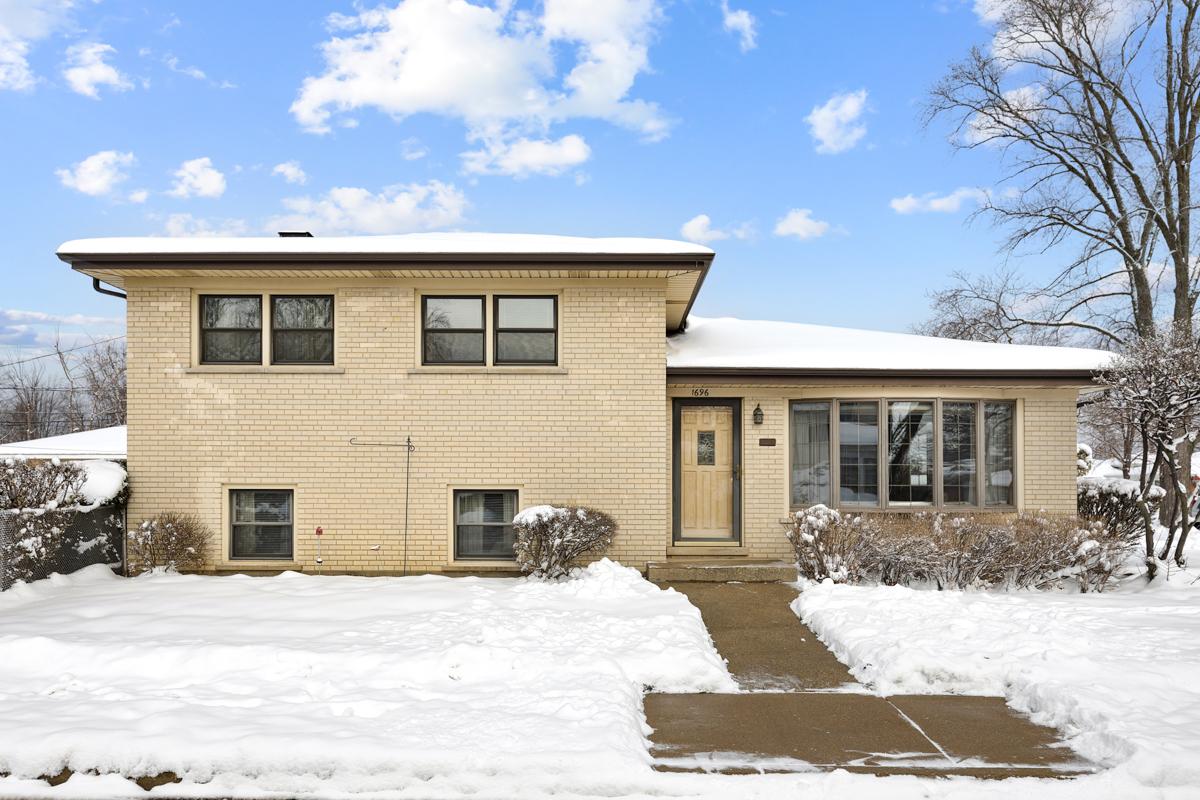 1696 S Elm St., Des Plaines, IL 60018