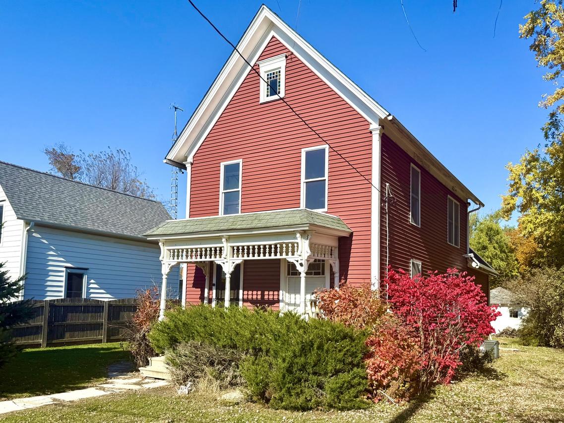 136 W Chestnut St., Compton, IL 61318