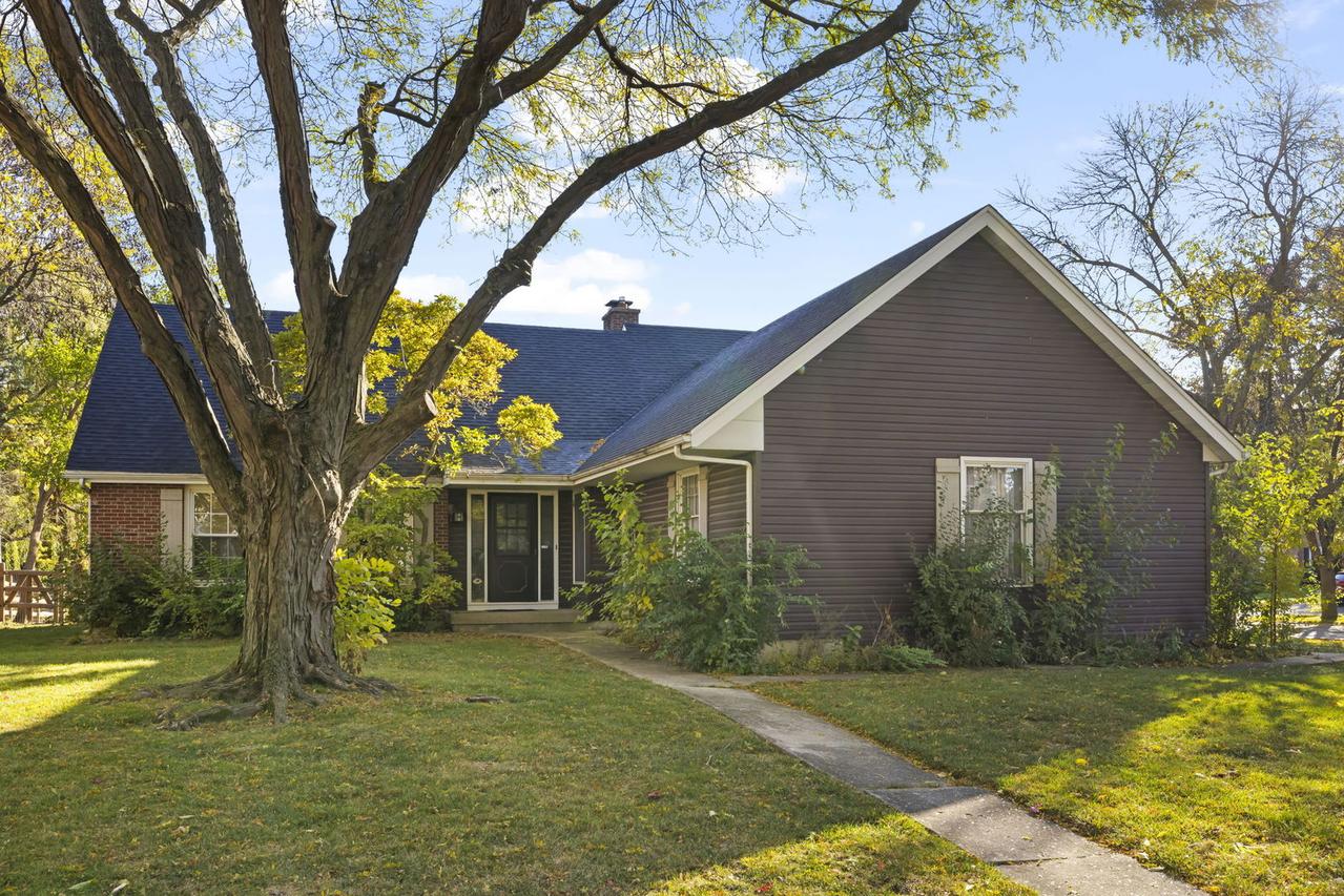 210 Westmoreland Ln., Naperville, IL 60540