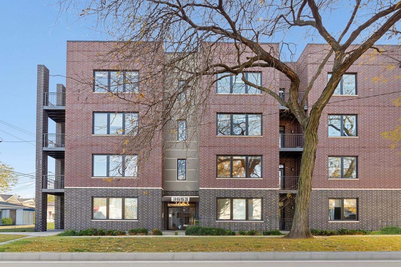 3653 W Barry Ave. #4W, Chicago, IL 60618