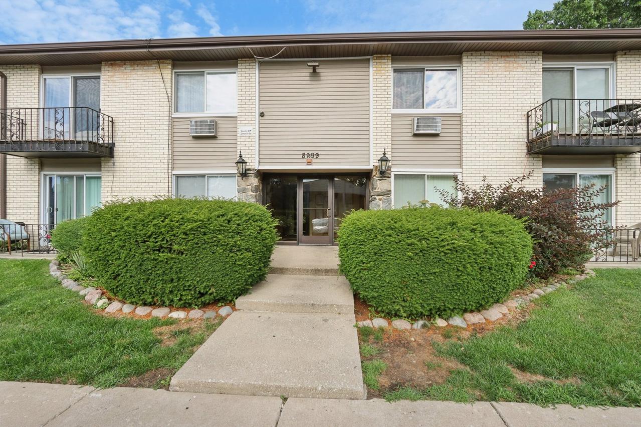 8999 Kennedy Dr. #1B, Des Plaines, IL 60016