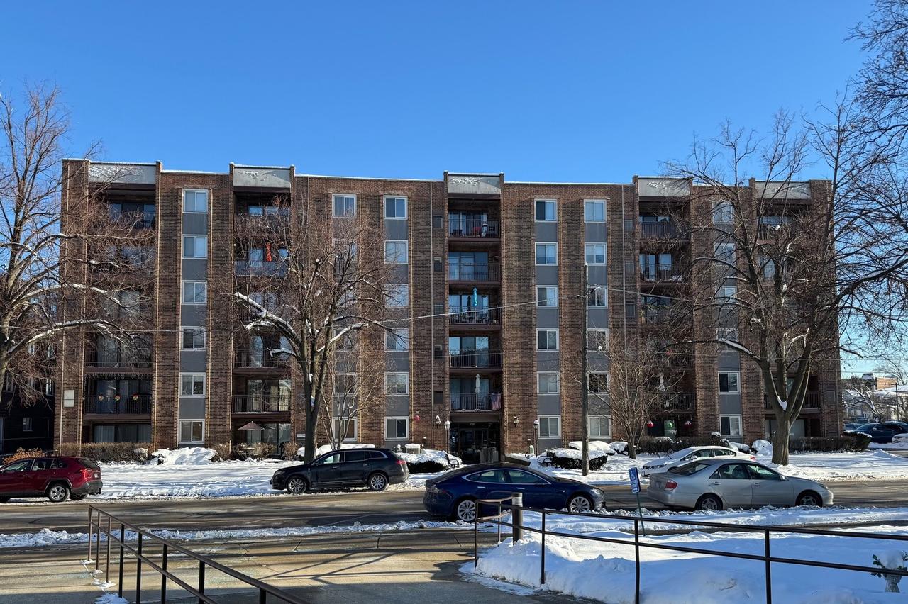825 Pearson St. #3D, Des Plaines, IL 60016