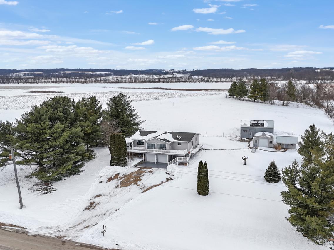 7980 E Ridott Rd., Ridott, IL 61067