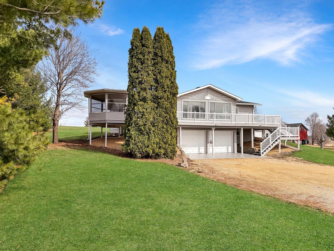 7980 E Ridott Rd., Ridott, IL 61067