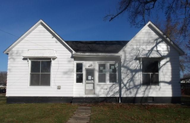 305 W Main St., Oakland, IL 61943