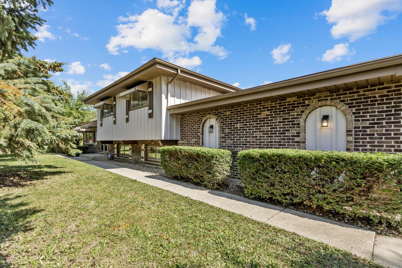 1750 W Woodland Ave., Addison, IL 60101