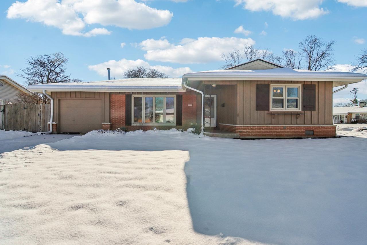 231 Tower Ln., Elk Grove Village, IL 60007