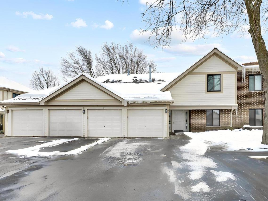 847 E Coach Rd. #1, Palatine, IL 60074