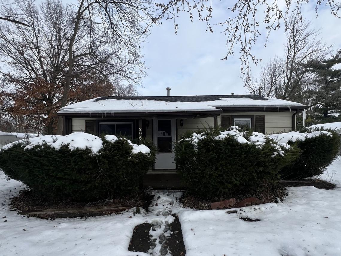 206 Crestwood Ave., Tilton, IL 61833